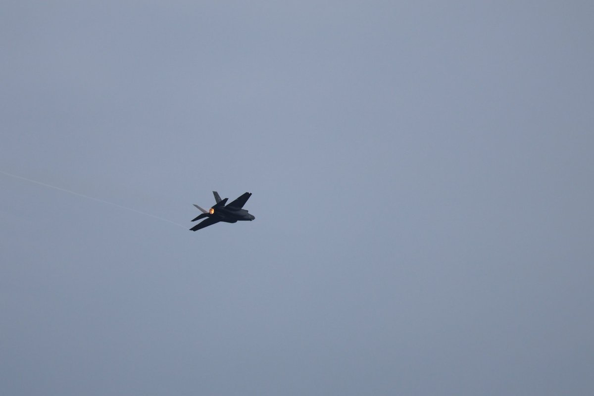 Military__Fan's tweet photo. 35C 1陣3機目。問題の子です。堤防の海側で撮ったのですが、耳が割れそうでした。朝の子より大暴れ。低い上がりの後に上昇し急旋回のち向こう側でフリフリ。しかも常にA/B全開。 https://t.co/ydinvGF6Y7