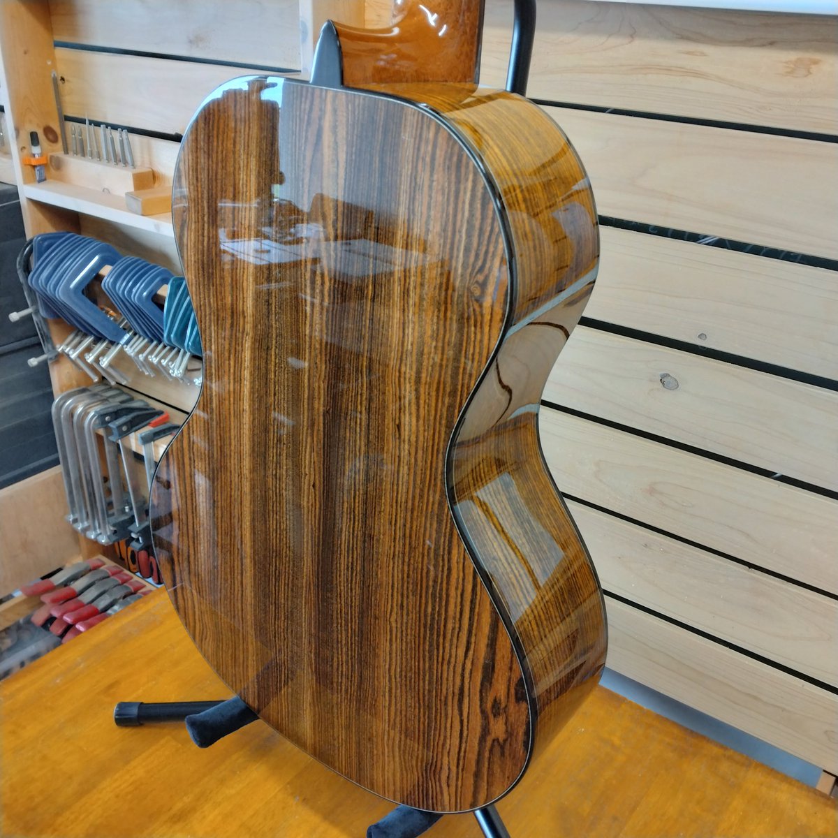 olushinne's tweet photo. クラシックギター完成しました。
サウンドメッセ出展予定のギターです。
スケールは650mm、表板はエンゲルマンスプルース、側板裏板はボコーテ、ペグはGOTOH 35G1800です。
これでサウンドメッセ出展のギターが完了しました。 https://t.co/qyWWoOklgF