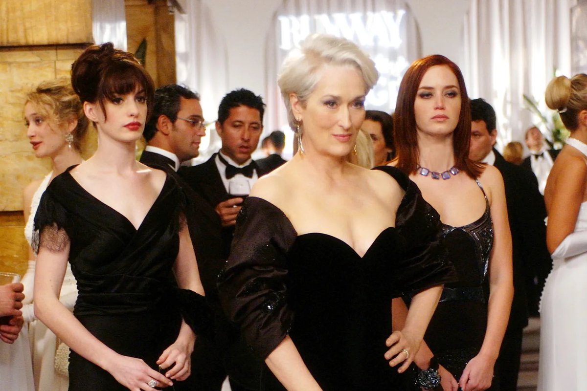 #TheDevilWearsPrada2 amenaza con repetirse, pero en su segunda mitad da un entretenido giro a una mirada inteligente y moderna del despiadado mundo corporativo de los medios, con un reconocimiento al periodismo real. Sus cuatro protagonistas evolucionan con humanidad y madurez.