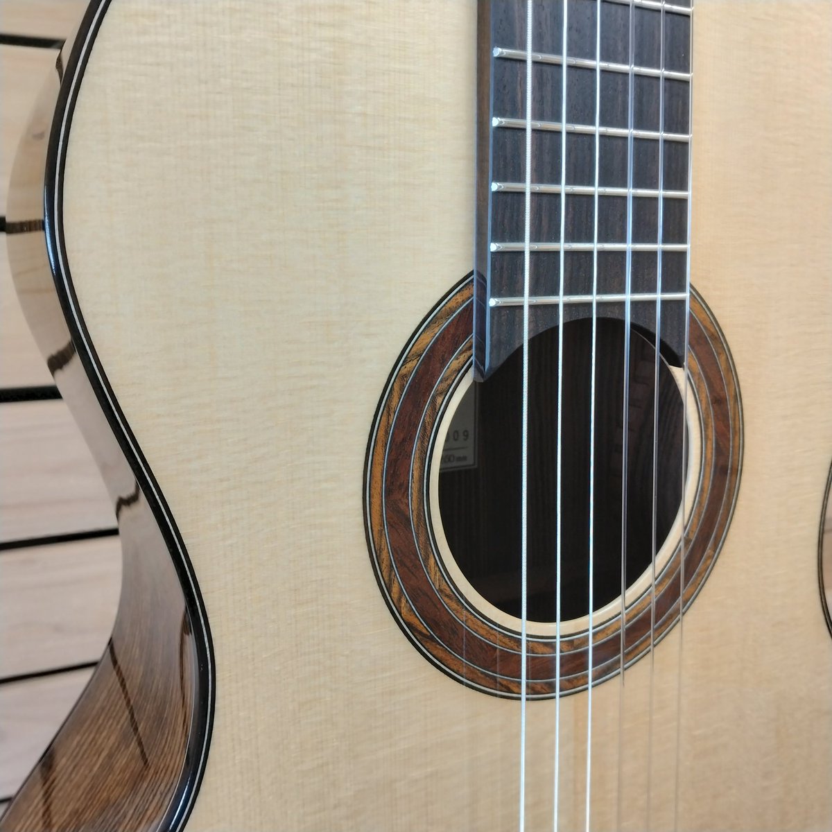 olushinne's tweet photo. クラシックギター完成しました。
サウンドメッセ出展予定のギターです。
スケールは650mm、表板はエンゲルマンスプルース、側板裏板はボコーテ、ペグはGOTOH 35G1800です。
これでサウンドメッセ出展のギターが完了しました。 https://t.co/qyWWoOklgF