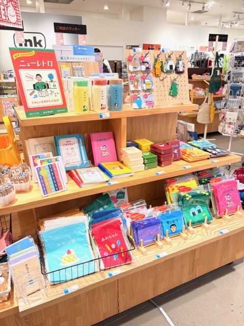 ink_numazu's tweet image. こんにちは！
ゴールデンウィークです！！！

インク沼津店ではいろいろなフェアーを開催中です。
今回のご紹介は「ニューレトロ」！！！

思わずお出かけに持っていきたくなるアイテムです。

皆様のご来店お待ちしています。

#ink #インク #沼津 #イーラデ #文具 #文房具 #ハイタイド #ニューレトロ