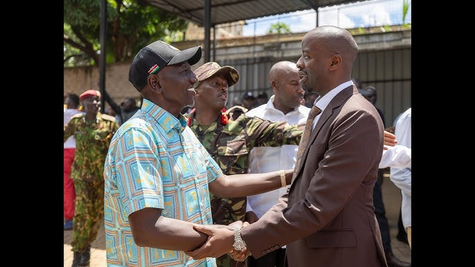 GhettoRadio895's tweet image. Raila Odinga Jr has publicly assured William Ruto of support from his family, endorsing the head of state’s development agenda during a tour of Kibra on Tuesday.

Some Netizens were not amused, claiming he is a 'sell out'.

Kuna makosa Raila Jr amefanya?
#Brekko