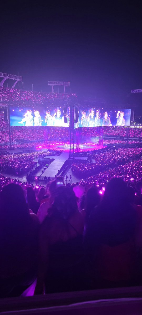 What a fantastic concert! I'm so very grateful I was able to attend. I danced and sang and screamed my heart out. 

A few weeks ago, my world was very uncertain, but I knew one thing: I was going to the concert. Period. And I did. With the Chicken Mother as well.

I'm grateful.