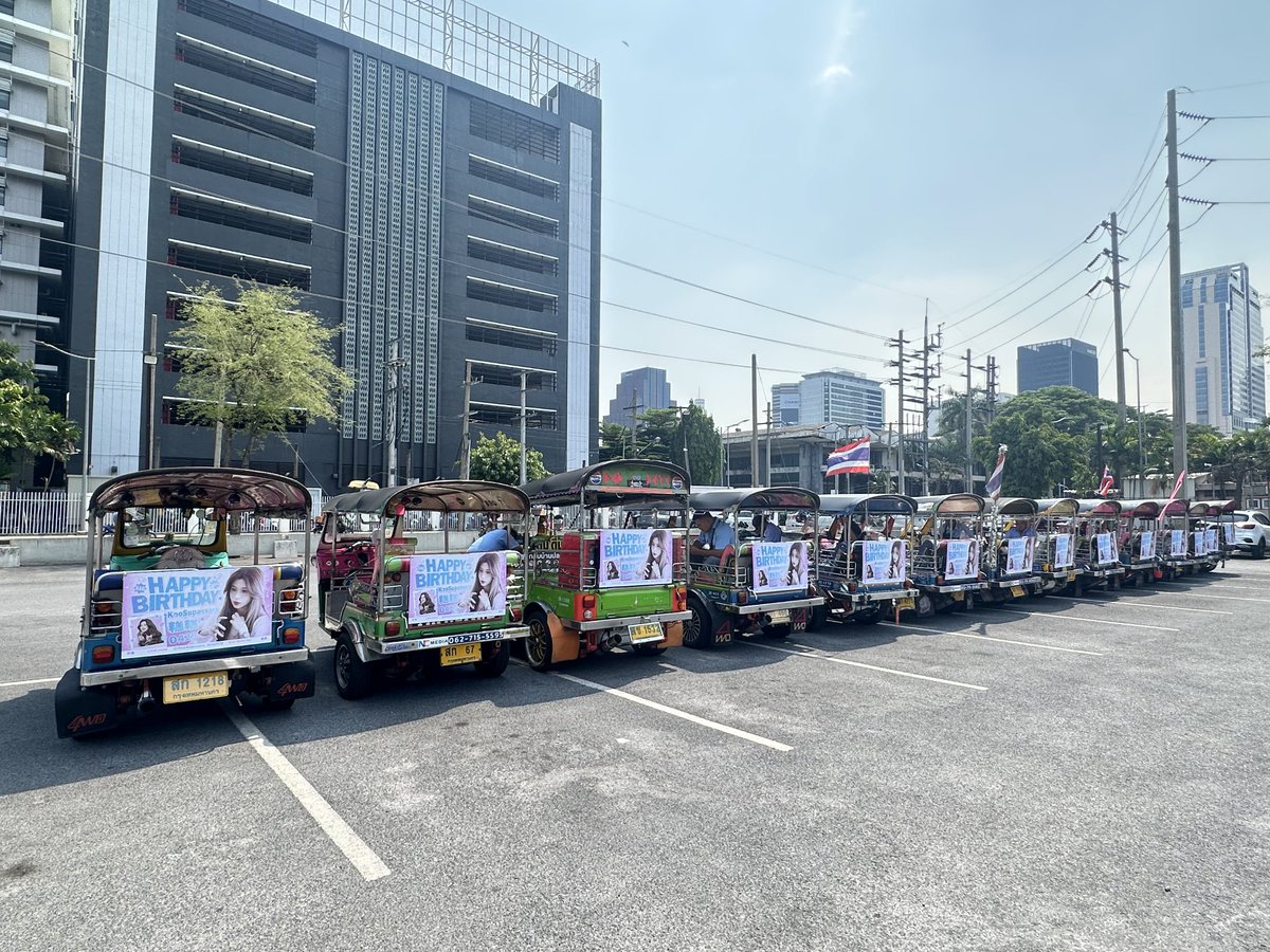 Kao_OrbitCN's tweet photo. 【On-site Photo Update | Kao Supassara Birthday Project · Tuk Tuk Love Parade】

🚦🚗💨

Checking in! P'Kao's 29 heart-fluttering tuk tuks have officially hit the road 🚀

On the streets of Bangkok, we've turned "love" into moving scenery —

Every "tuk tuk" is the heartbeat of Kao's fans,
Every glowing headlight is a tender gaze toward her.

🚕✨ 29 tuk tuks, filled with joy, cruising through the seasons she knows by heart.
From alleyways to main streets, the love never stalls.

🩷 Happy birthday to the girl we hold at the tip of our hearts @Kaosupassara9 ，the one and only center of OrbitCN — please accept this moving confession.

📸 On-site photos below 👇