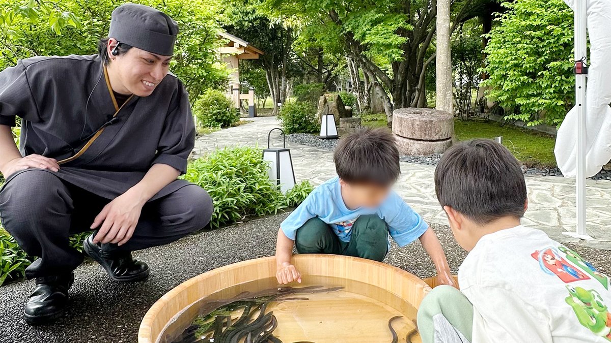 ManrakuOfficial's tweet photo. 【GW限定】

うなぎ処 鰻楽では、
「ちびっこうなぎのつかみ取り体験」を開催しています。

ご家族でうなぎを知って・触れて・味わうきっかけとして、

お食事とあわせてお楽しみいただける企画です。

#うなぎ処鰻楽 https://t.co/Y4Wblmri0T