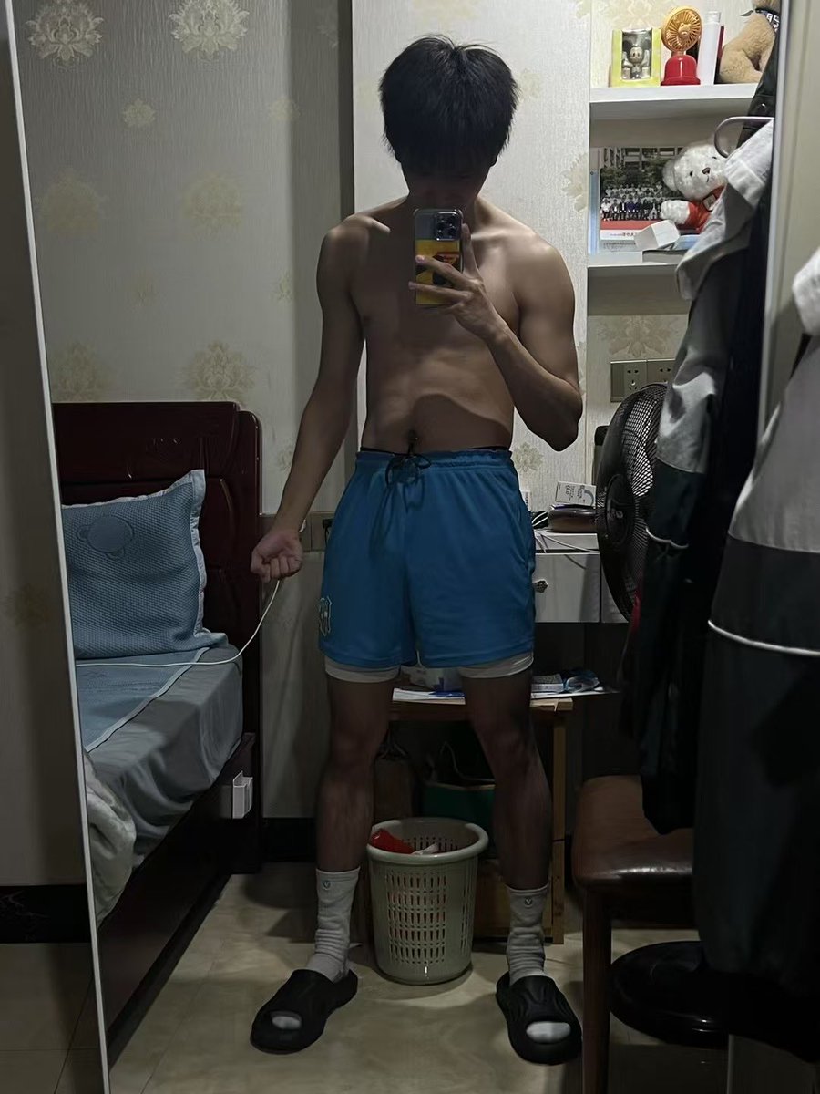 AMNJ588565's tweet photo. 脚下需要一条狗
#篮球鞋 #白袜 #原味襪子 #体育生 #体育生原味 https://t.co/JKxVGUtpVY