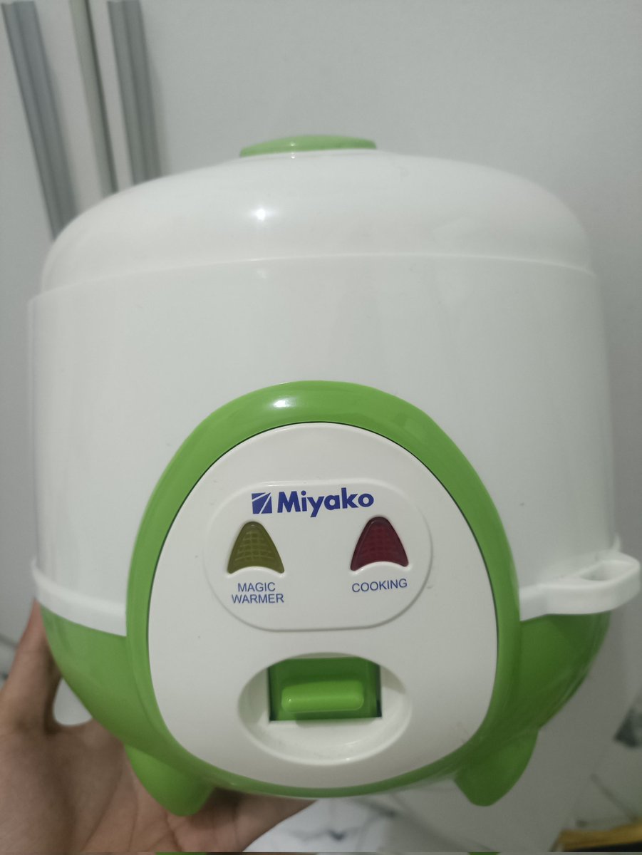 murxata's tweet photo. @unsoedmfs Kakk aku ada ricecooker miyako 190k aja nego bisa dianterr, kondisi masih bagus bgt jarang dipake https://t.co/LfUqmOwj9g