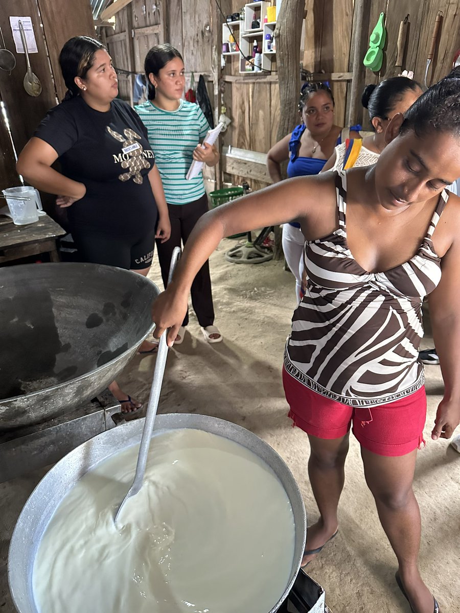 Fundanapinedau's tweet image. Hoy, las mujeres emprendedoras del barrio Divino Niño dieron un paso más hacia sus sueños, realizando la prueba piloto de yogurt batido.

#fundaciónanapinedauribe  #yogurt #mujeresvalientes #emprendedoras
