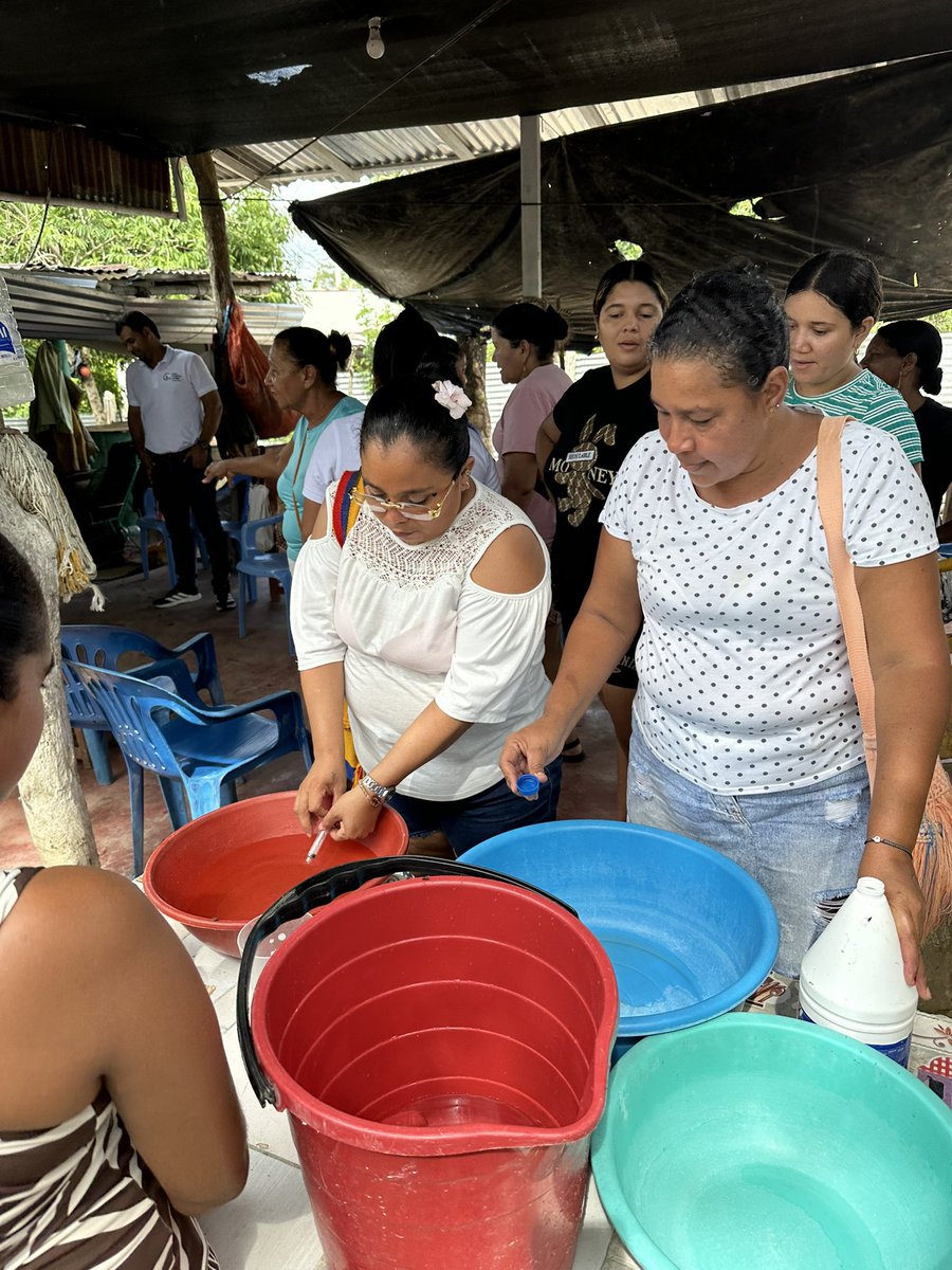 Fundanapinedau's tweet image. Hoy, las mujeres emprendedoras del barrio Divino Niño dieron un paso más hacia sus sueños, realizando la prueba piloto de yogurt batido.

#fundaciónanapinedauribe  #yogurt #mujeresvalientes #emprendedoras