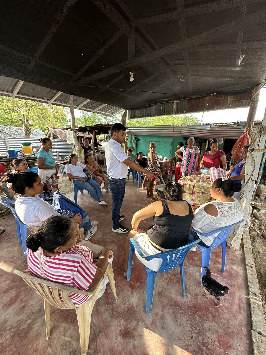 Fundanapinedau's tweet image. Hoy, las mujeres emprendedoras del barrio Divino Niño dieron un paso más hacia sus sueños, realizando la prueba piloto de yogurt batido.

#fundaciónanapinedauribe  #yogurt #mujeresvalientes #emprendedoras