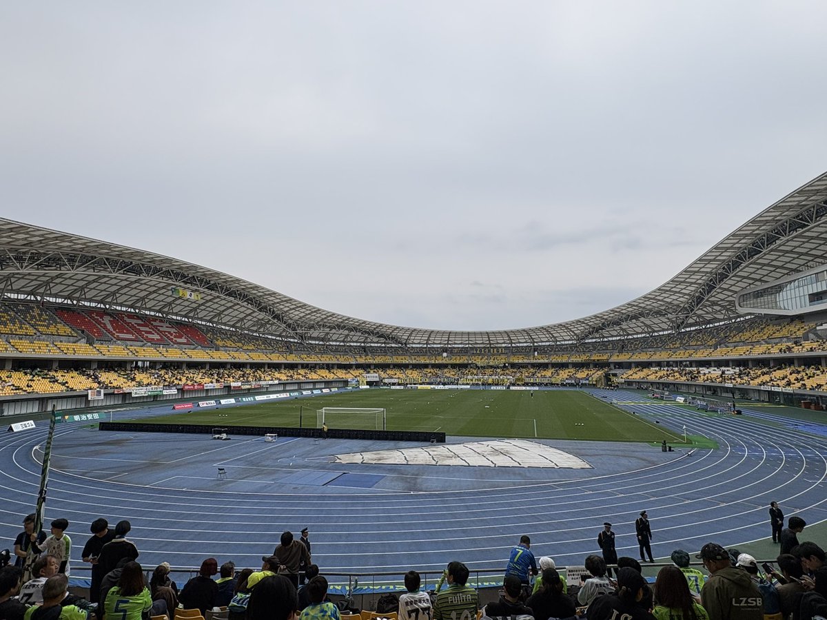 bellco_61's tweet photo. めっちゃ良いスタジアム〜〜🏟️🫶
スタジアムに沿ってキッチンカーも出てるし、遊園地もあるしすごいなぁ🥺
#bellmare https://t.co/ZF4sFhZnqN
