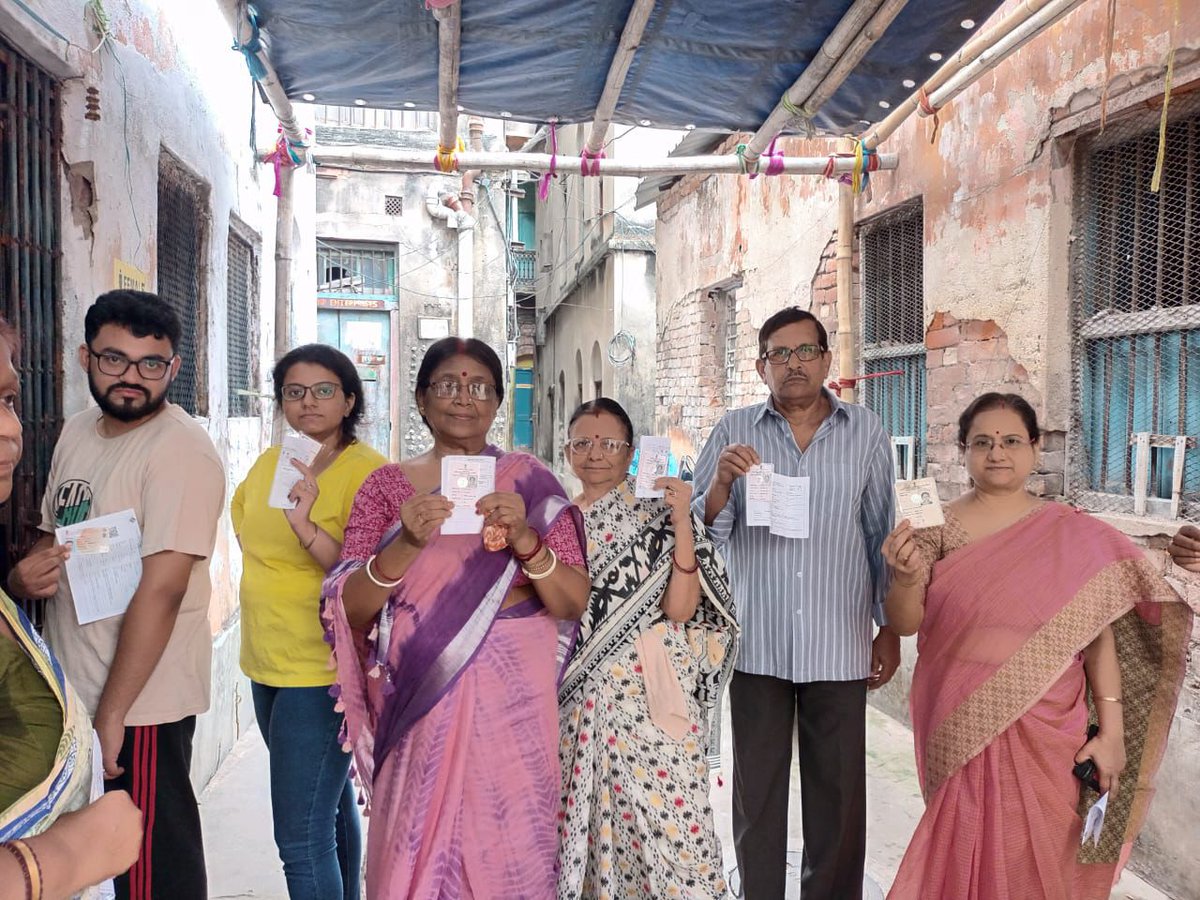 CEOWestBengal's tweet image. ভোটের পর্ব পশ্চিমবঙ্গের গর্ব!
Electors in festive mood showcasing their Id card along with VIS at the entrance of  polling station of DEO Kolkata South of West Bengal. 
#WBLA2026 #Phase2
@ECISVEEP
@SpokespersonECI
@PIBKolkata
@airnews_kolkata
@deokolsouth