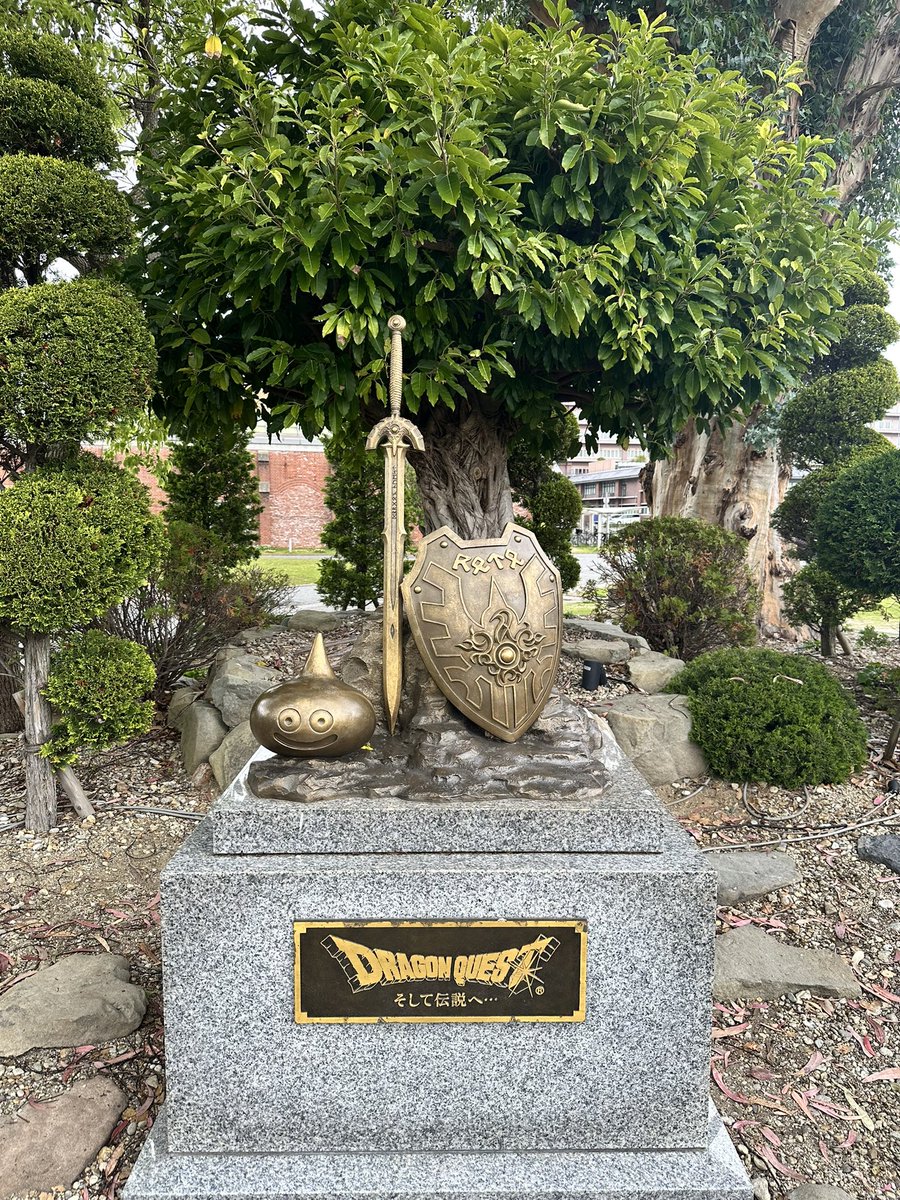 yamamotoperoshi's tweet photo. 洲本市は、ドラゴンクエストの生みの親である堀井雄二さんの出身地。
公園には記念碑が建てられています。

少年時代に洲本城を眺めて、あの竜王の城をイメージしたのかもしれません。

#洲本城 https://t.co/ueil3NbiwO