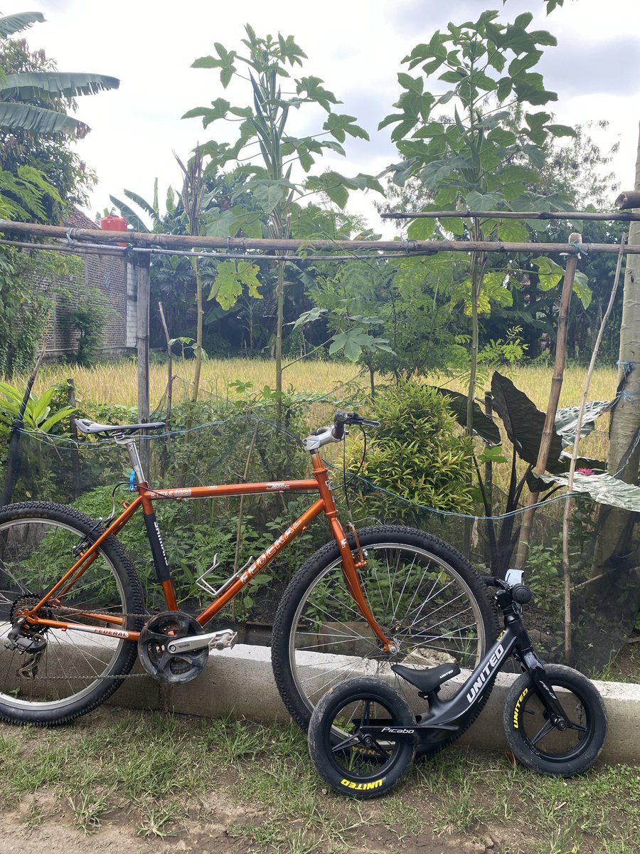 Nmk11_'s tweet photo. SEDANG APA?  

Setelah kita gowes menantang arah.  
Rantai masih hangat, napas belum lepas,  
Keringat jadi medali tanpa upacara.  

Mereka bersandar, lega tak bicara,  
Tapi rodanya menyimpan cerita:  
Tentang tanjakan yang nyaris menyerah,  
Tentang turunan yang teriak merdeka. https://t.co/uNeIjJAAQL