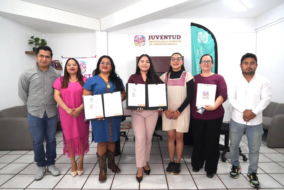 OaxacaSol's tweet photo. 🔝💼 *GARANTIZA PRIMAVERA OAXAQUEÑA CAPACITACIÓN PARA LAS JUVENTUDES*

 El Instituto de Capacitación y Productividad para el Trabajo del Estado de Oaxaca (ICAPET) firmó un convenio de colaboración con el Instituto de la Juventud del Estado de Oaxaca (INJEO), para fortalecer las oportunidades de desarrollo de las y los jóvenes.

*¿QUÉ CONTEMPLA ESTE CONVENIO?*
👩🏽‍🏫🧑🏽‍🏫 Impartición de capacitaciones orientadas al desarrollo de habilidades
🖋️ Acceso al empleo
 ⭐ Fomento del emprendimiento
🔝 Mejora las oportunidades de formación y crecimiento de la juventud en el estado.