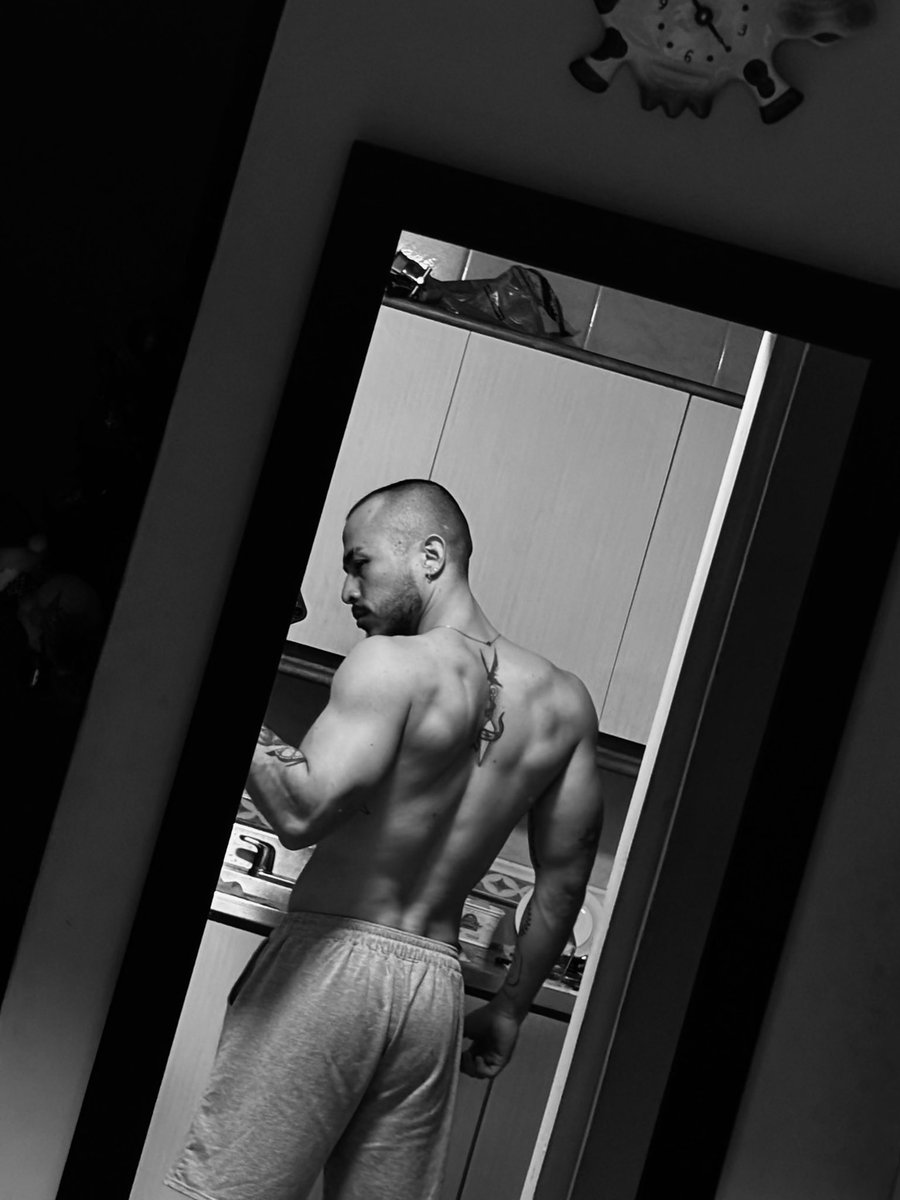 OffClan08's tweet photo. Buenas noches, esta espalda necesita unos arañazos 🥵 https://t.co/SAuQ7f1cQn