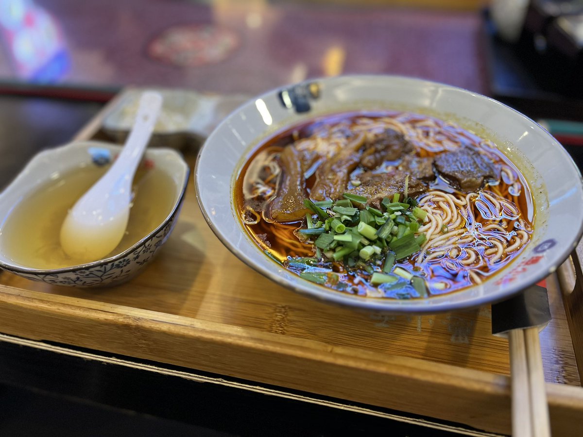 HOTPLUS_WARMBAG's tweet photo. 麻辣湯好きな人に届けー🍜

重慶小面✨
中国重慶市の名物料理です😃

これは空港で買ったものですが、めっちゃ本格的でお店で食べる麻辣湯より劇的に美味しいの💦

自分で作るから具材も自由自在🫵🏻

GWなのにセミナー資料できてなくて自宅ランチ🍙 https://t.co/H2SZvxLwiK