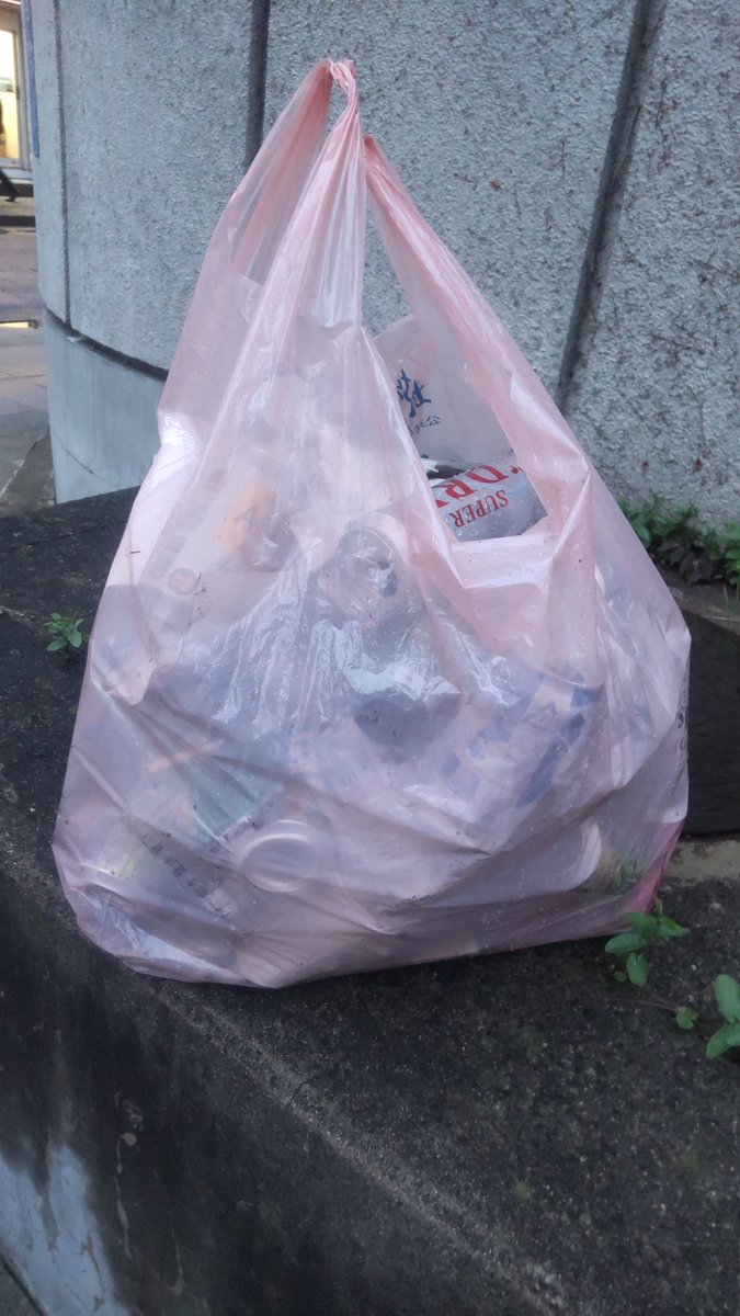 miyagi_tikushin's tweet image. お疲れ様です。
4/27㈪、国分町のゴミ拾いをしました。
日中雨が降っていたのでゴミが濡れており、崩れやすくなっていました。特に煙草の吸い殻はボロボロでした。
回収量45L 3.09kg
#国分町ゴミ拾い #SDGs #仙台まち美化サポーター #ゴミ拾い #スポGOMI自主練