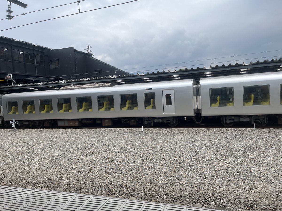 秩父まで戻ってお昼
わらじカツ丼とご当地お漬物が入ったチーズ揚げ巻
ご飯食べたらま夜に向けて東京に戻らねば
途中マジックミラー号みたいな電車があった（秩父-池袋の特急的なのらしい）