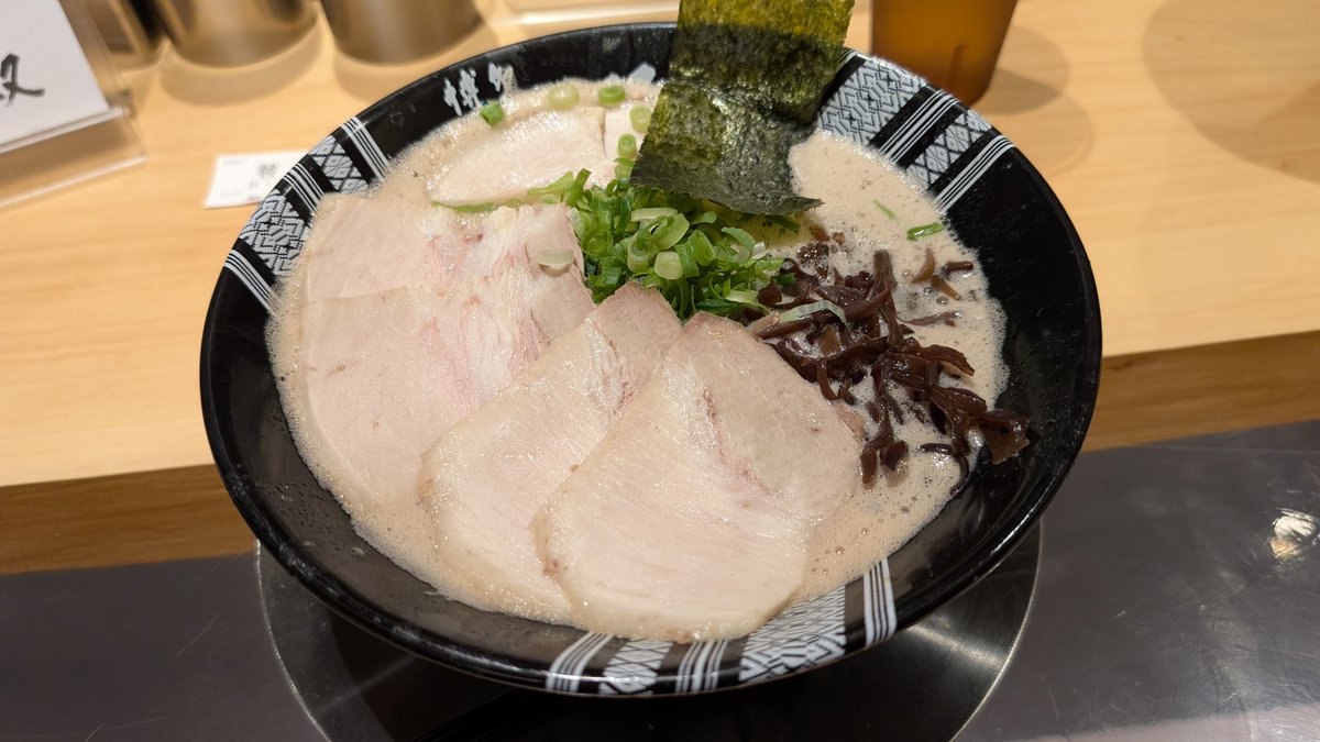 skyth1ef's tweet photo. 博多駅付近の本店は平日でも激並びなのにワンビルなら祝日お昼時でも5分ほどで案内されるので狙い目です。
たまに豚骨食べるとうまい。 https://t.co/QTAax8Mctx