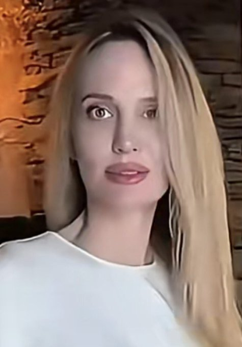 jst_thinking's tweet photo. @JebraFaushay Drop a line from the edge of her eye down to her jaw. Right 2015 photo her jaw extends out more. Left (now, if real) line drops down to very edge of her jaw. Much narrower jaw. https://t.co/6x684pbnRQ