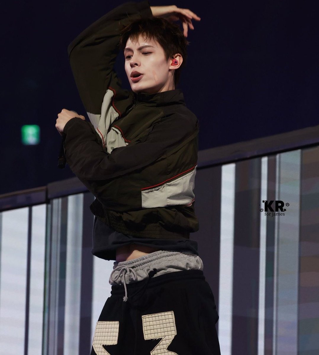 daily james waist tweet media