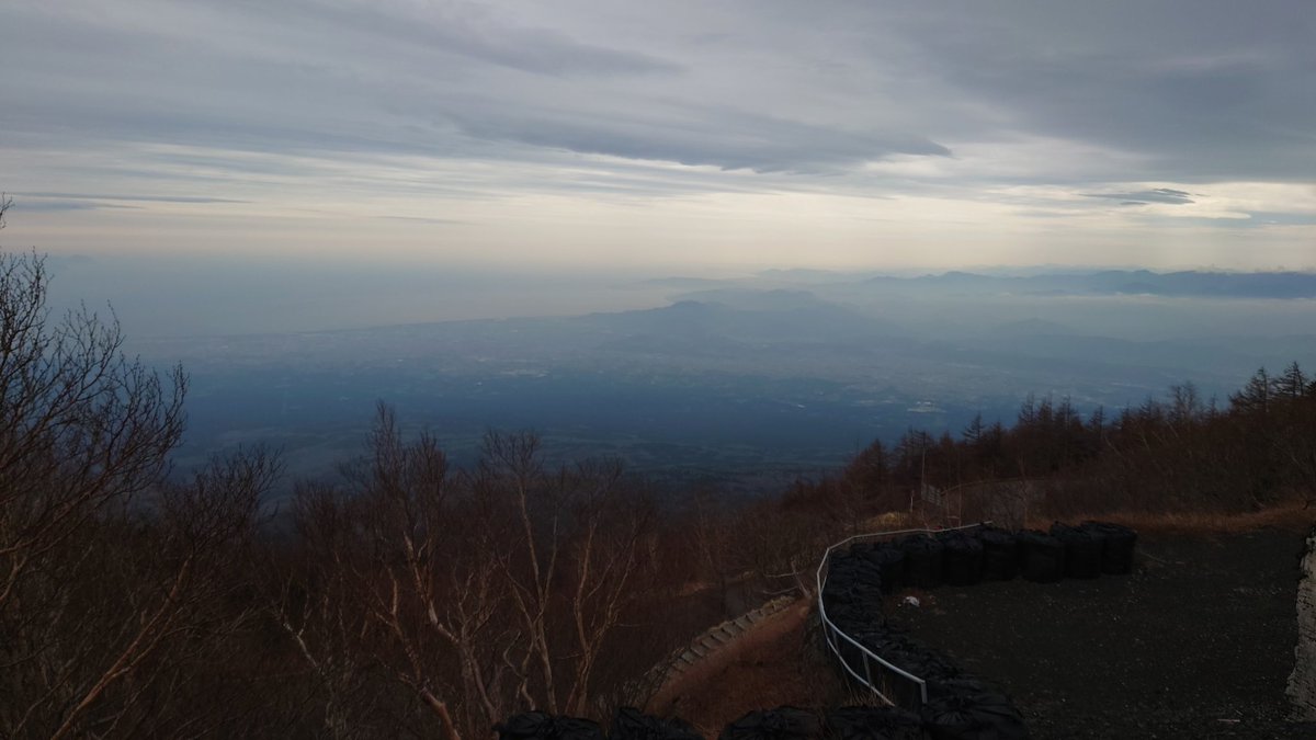 gatcha_ymgt's tweet photo. 富士山新五合目。来たの何年ぶりかな。ここまで登ってくるのにクロスビーのドライブモードをいろいろモードを試してみたのですが、ドライブのノーマルモードだと加速悪いしスポーツモードは高回転キープで燃費悪いので、マニュアルモードが自分的にはおすすめでした😊 https://t.co/OYD73Ugr4E