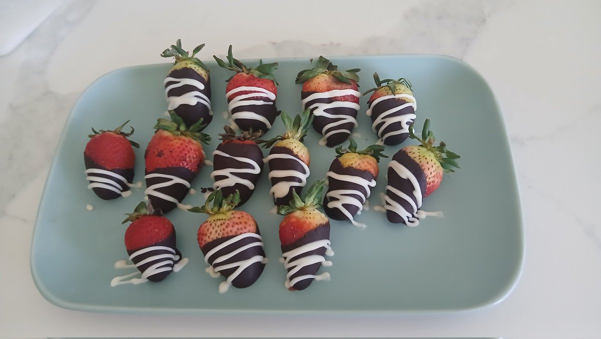 Ehvhonnie's tweet image. Strawberry dark chocolate and white chocolate 💓💖💕🤩😍 

Yummy Fruits 😍

#strawberry #darkchocolate #whitechocolate #Fruits