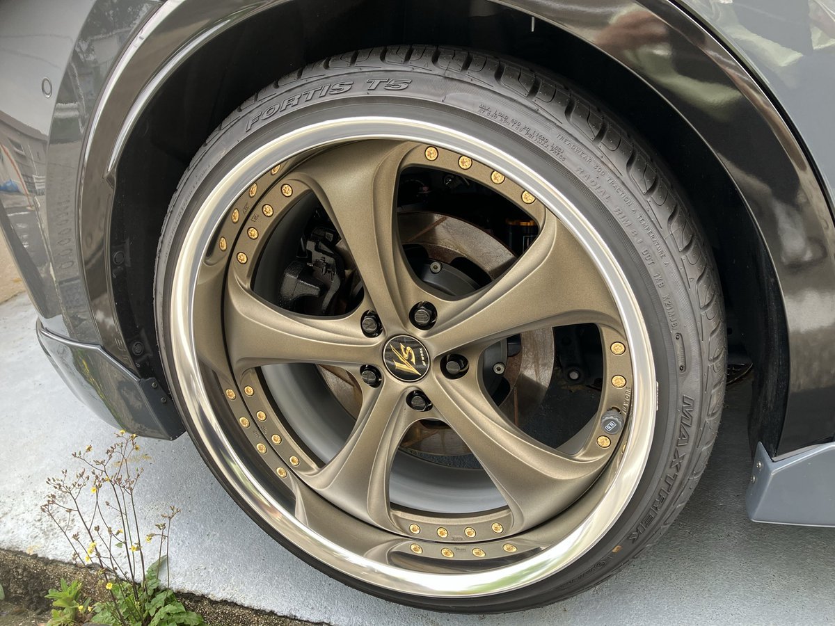 TTsyoji's tweet photo. 仕様変更に伴い
こちらのホイールをお譲りします
25万円送料込みで考えていますが要相談でお願いします
#work VS-KF
#9.5J-+27-20 
#プリウス60
純正の足回りですと干渉する恐れがありますので取り付けの際は
ショップ等で相談、調整が必要になると思います
1年と1か月使用しています https://t.co/zuZ0jPgn8v