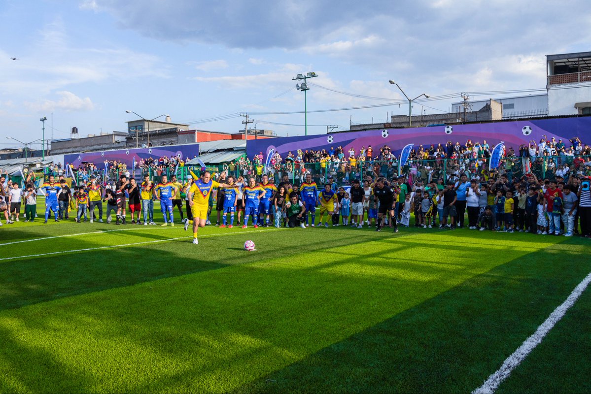 cuauhtemocb10's tweet image. Volver a mi barrio, con mucho orgullo #Tepito es volver a donde empezó todo.

Hoy con el #América Huerta vs América Leyendas, se sintió ese cariño que no se puede explicar… se vive.

Aquí la gente te recibe como eres, con amor, autenticidad, alegría, fuerza y con el corazón por