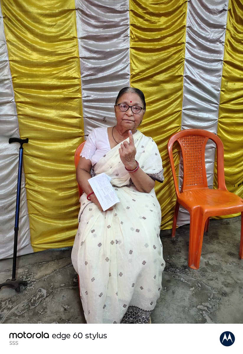 CEOWestBengal's tweet image. ভোটের পর্ব, পশ্চিমবঙ্গের গর্ব
Aged Electors showcasing their inked fingers at Kolkata South district, West Bengal after casting votes.
#WBLA2026 #Phase2
@ECISVEEP
@SpokespersonECI
@PIBKolkata
@airnews_kolkata
@deokolsouth