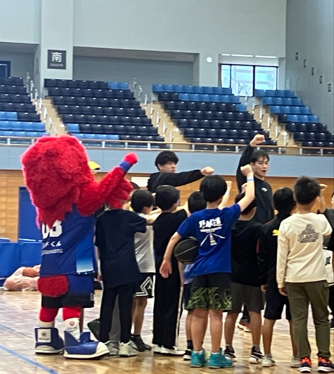 mito78887374's tweet photo. 🦅くん現れました❗️整列誘導したりkidsを見守ったりしてるけどこの調子で1時間いるんかな❓(試合前イベントの時は終盤の集合写真に合わせて現れるイメージ) https://t.co/0HaiaL9whi