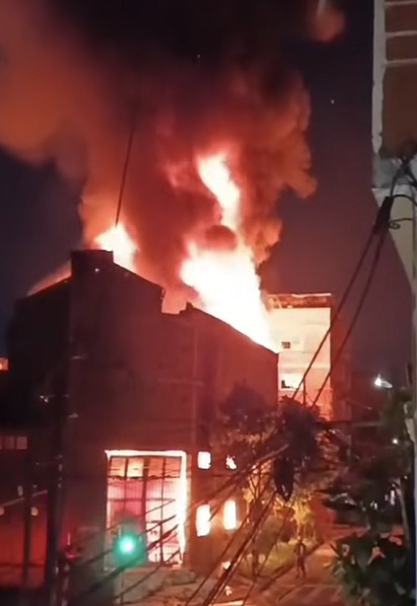 Juliorestrepoes's tweet photo. Lamentó profundamente la nueva emergencia registrada en Itagüí, con el incendio en una empresa de fibras de vidrio. Fuerza para las familias afectadas y respaldo total a los organismos de socorro que atienden la situación.🚒👩‍🚒 https://t.co/2QPvu2yvRG