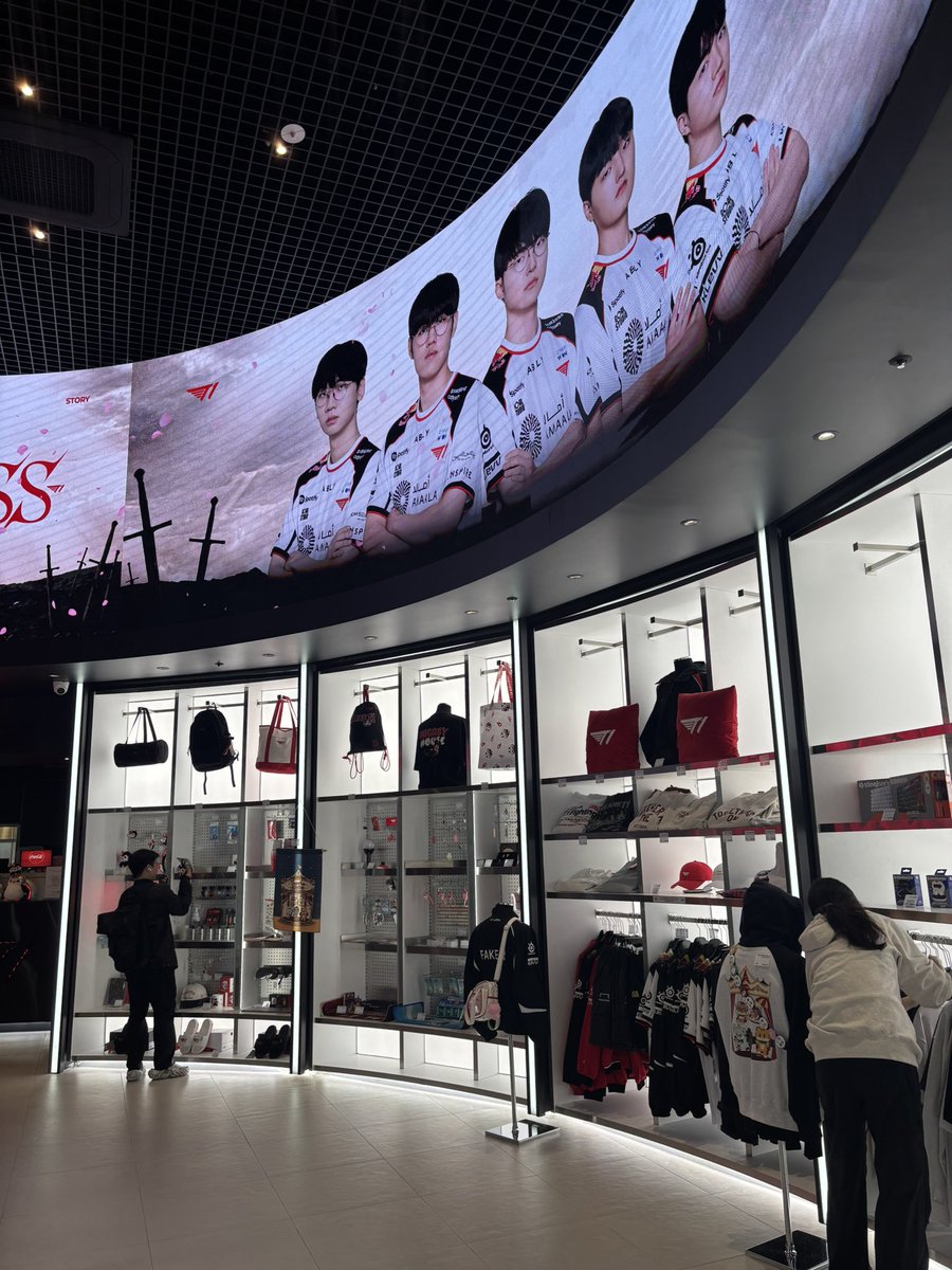viegoner's tweet photo. just visited t1 base camp at busan it’s so cool!!!! https://t.co/Om72tGzVXS
