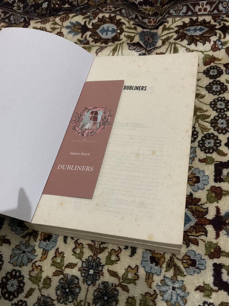 5STARMIXES's tweet photo. wts dubliners - james joyce 
💸 15k
kondisi menguning dan ada coretan di halaman (tertera di gambar) cuman di halaman ini doang ya guys coretannya, sisanya ga ada coretan, ada bookmark nya, btw bisa co lewat 🍊! #zonauang #preloved https://t.co/hTX3UBjQaw