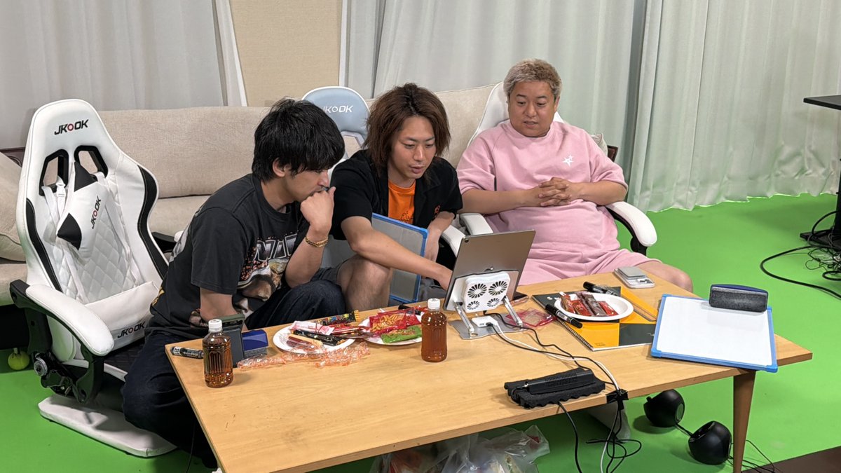 TO_ONAIR1012's tweet photo. 東海オンエア生配信中〜🖖！
↓文系チーム📕はこちら！
【文系】
https://t.co/8RTnqZw9Mu

#俺たちゃおもレイトン https://t.co/4YdQ217C3t
