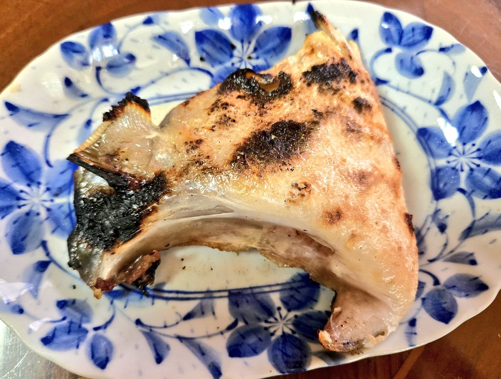 tsukino1986's tweet photo. 【本日の献立🍴】
・ブリのカマ塩焼き
・特製マカロニサラダ
・お気に入りの沢庵
マカロニサラダは昨日に仕込んで👍
ブリカマは特価で安かったさかい🐟
カマ…？！共食いかしら？！🤣 https://t.co/HqDGF0U9fH