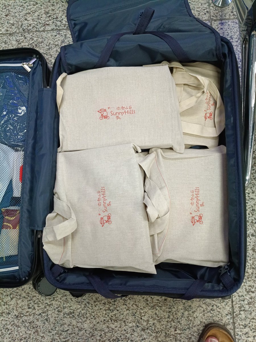 _jjuuNN_'s tweet photo. 最終日
松山空港で荷物を一旦コインロッカーに預けて
付近をウロウロ
熱帯みたいな　通りの先で
パイナップルケーキの店を発見

スーツケースの中が　運び屋みたいになったwww

それにしても無計画な旅だった https://t.co/FCuzz4DsfS