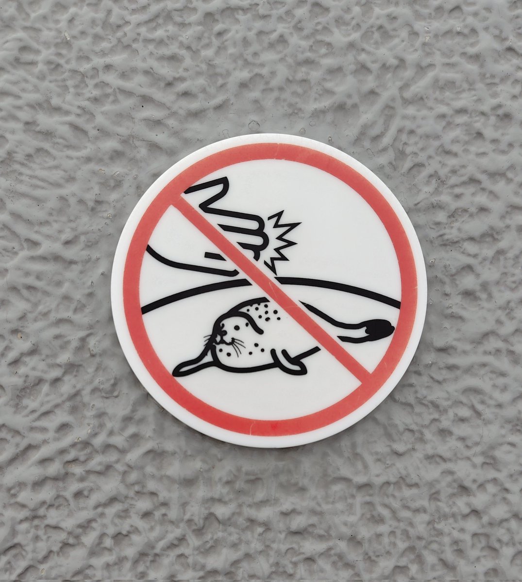 アシカはなんか噛んできそうで危ないから手を入れるなってわかるんだけど、アザラシ手を入れても何も出来ない感じ出てて笑うw