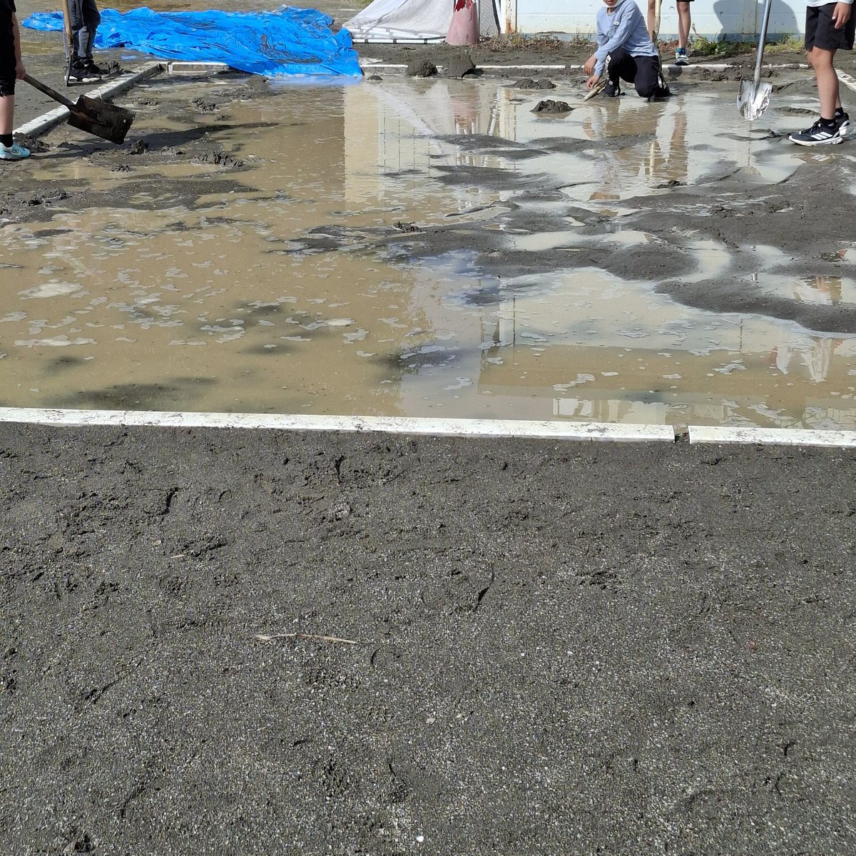 popcompo's tweet photo. 昨日4/28(火)の登校見守り後。
小学校の校庭で体育委員会の児童たちの授業開始前。
前日に降った雨の跡による水溜まり、どうすれば早く水がなくなるのか、どうすれば早く乾くのか考えながら、スコップで掘ったり埋めたり。
こどもたちの柔軟で前向きな発想に元気をもらいました。
#川口市
#登校見守り https://t.co/aHCoX52HVA