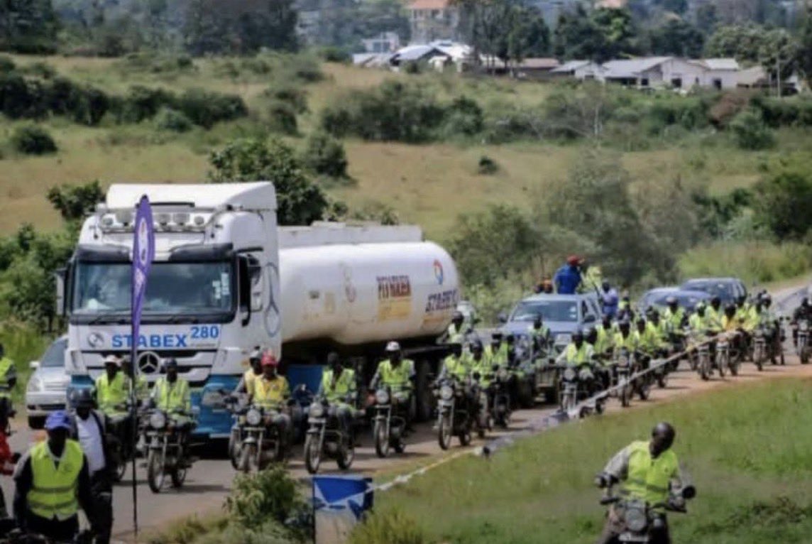 influencer74's tweet image. Fuel prices in Uganda got us treating tankers like celebrity convoys 😭⛽

‘Escort it well boys… that’s our weekly budget passing by!’ 🇺🇬😂

#FuelCrisisUG #Uganda