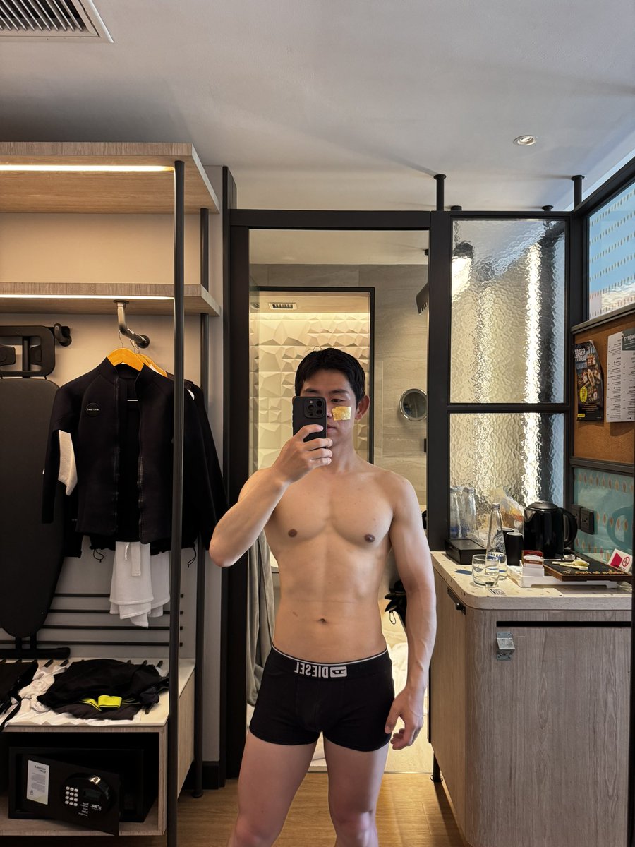 Neihsi's tweet photo. 얼굴이랑 다리 거의 숯 됐네ㅋㅋ https://t.co/47gjQtxhHf