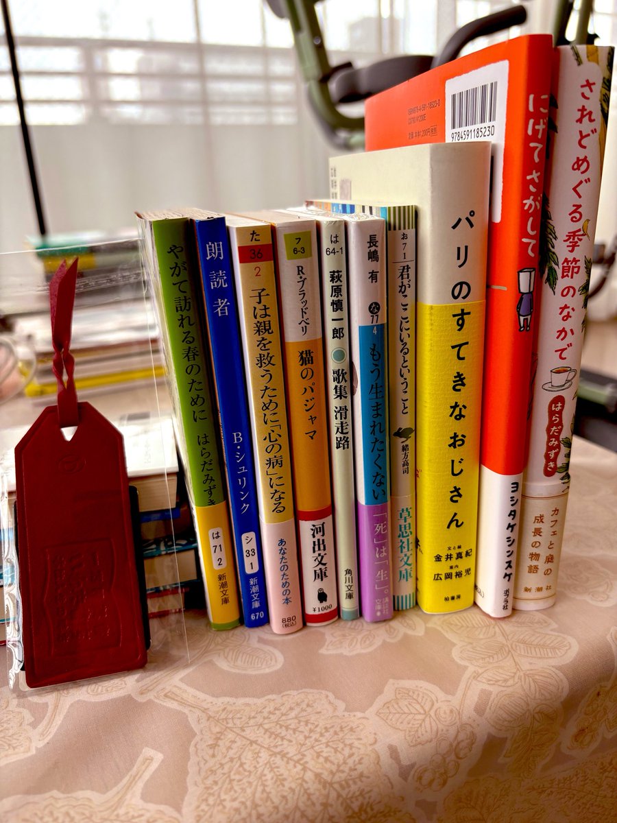 syuchi29rin's tweet photo. お正月に申し込んだいわた書店さんの一万円選書が届きました。自分のアンテナには掠らない本ばかりだけど、選書カルテを読み返したら納得のラインナップだなあ。連休に読みたい本がたくさんある。 https://t.co/3TwxA1TPfJ