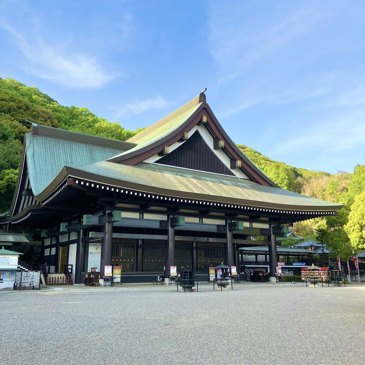 皆さま、連休はいかがお過ごしでしょうか？
境内は、緑が鮮やかに色づいています

#初夏 #最上稲荷 #寺 #鳥居 #日本三大稲荷 #okayama