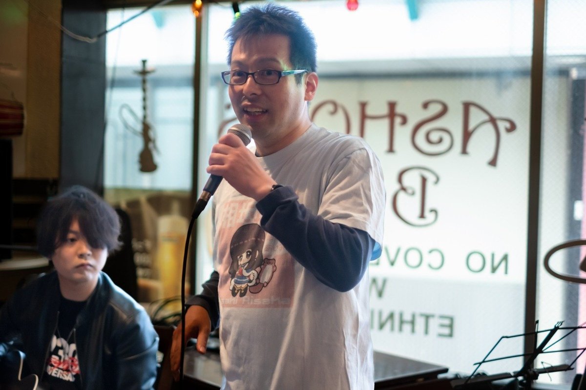 yian1821's tweet photo. #ギターとカレーとシーシャの日 
写真を撮っていただきました📸(@SamLabCamera)
着ているTシャツは相坂美咲時代に作られたもの👕
#あいみモンスター 
#課長のユウヒさん https://t.co/Q7vB50AU7F