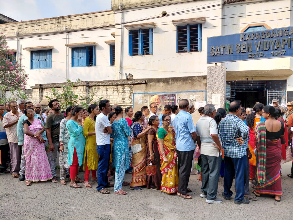 CEOWestBengal's tweet image. True joy and happiness! 
Electors s in early voters' queue in front of the polling station of Hooghly district of West Bengal.
#WBLA2026 #Phase2
@ECISVEEP
@SpokespersonECI
@PIBKolkata
@airnews_kolkata
@DMHooghly