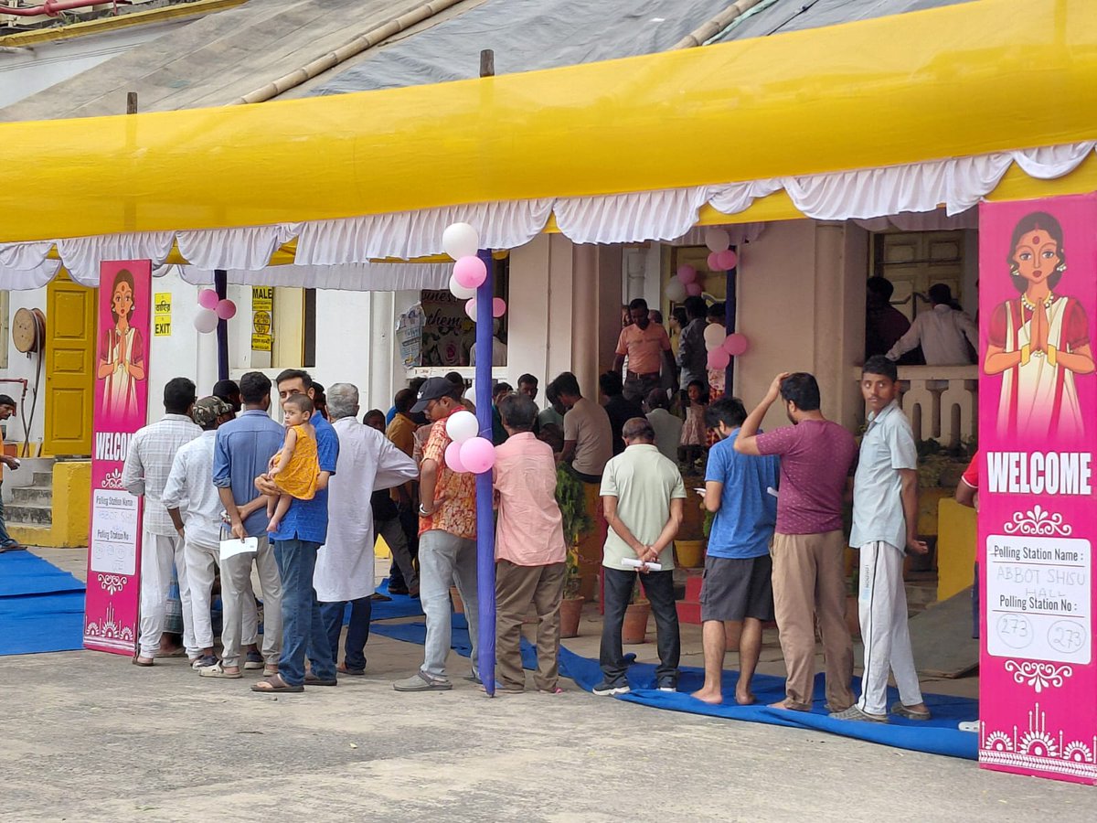 CEOWestBengal's tweet image. True joy and happiness! 
Electors s in early voters' queue in front of the polling station of Hooghly district of West Bengal.
#WBLA2026 #Phase2
@ECISVEEP
@SpokespersonECI
@PIBKolkata
@airnews_kolkata
@DMHooghly