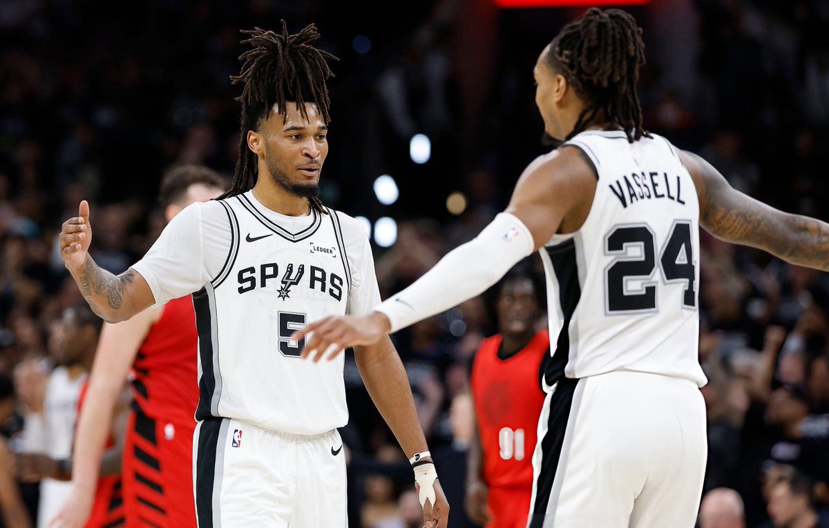 CulturaPopPod's tweet photo. SPURS WIIIIIINNN!

SPURS 4X1 BLAZERS. VARRIDA DE CAVALHEIROS 🫶🏼

PRECISAMOS FALAR DO SALTO ALTO NO ÚLTIMO QUARTO? PRECISAMOS ✅

VAMOS FALAR AGORA? JAMAIS. BORA TOMAR UM CHAMPAGNIE E IR DORMIR CLASSIFICADO AAAAAAAAAAAAAAA

—

Parabéns @tiagosplitter! Vem ser feliz de novo em San Antonio sendo assistente principal do jovem lúcido na próxima temporada e larga esse dono mesquinho do Blazers 🧡🩷🩵