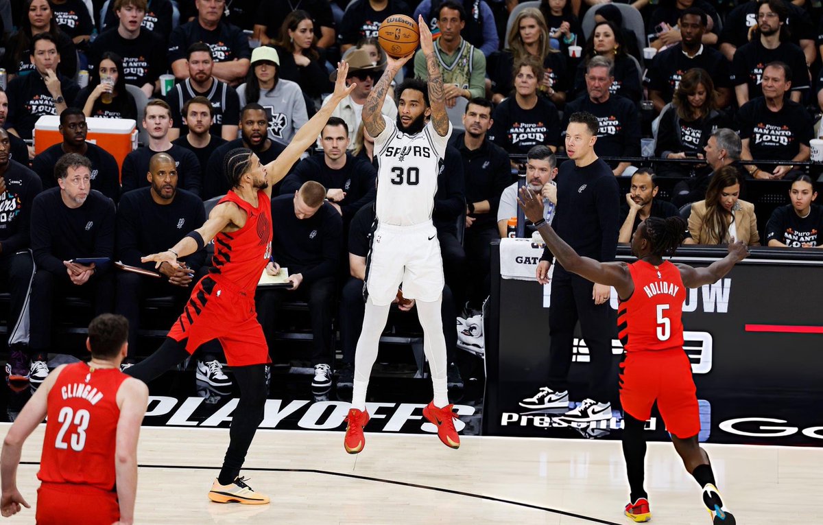 CulturaPopPod's tweet photo. SPURS WIIIIIINNN!

SPURS 4X1 BLAZERS. VARRIDA DE CAVALHEIROS 🫶🏼

PRECISAMOS FALAR DO SALTO ALTO NO ÚLTIMO QUARTO? PRECISAMOS ✅

VAMOS FALAR AGORA? JAMAIS. BORA TOMAR UM CHAMPAGNIE E IR DORMIR CLASSIFICADO AAAAAAAAAAAAAAA

—

Parabéns @tiagosplitter! Vem ser feliz de novo em San Antonio sendo assistente principal do jovem lúcido na próxima temporada e larga esse dono mesquinho do Blazers 🧡🩷🩵