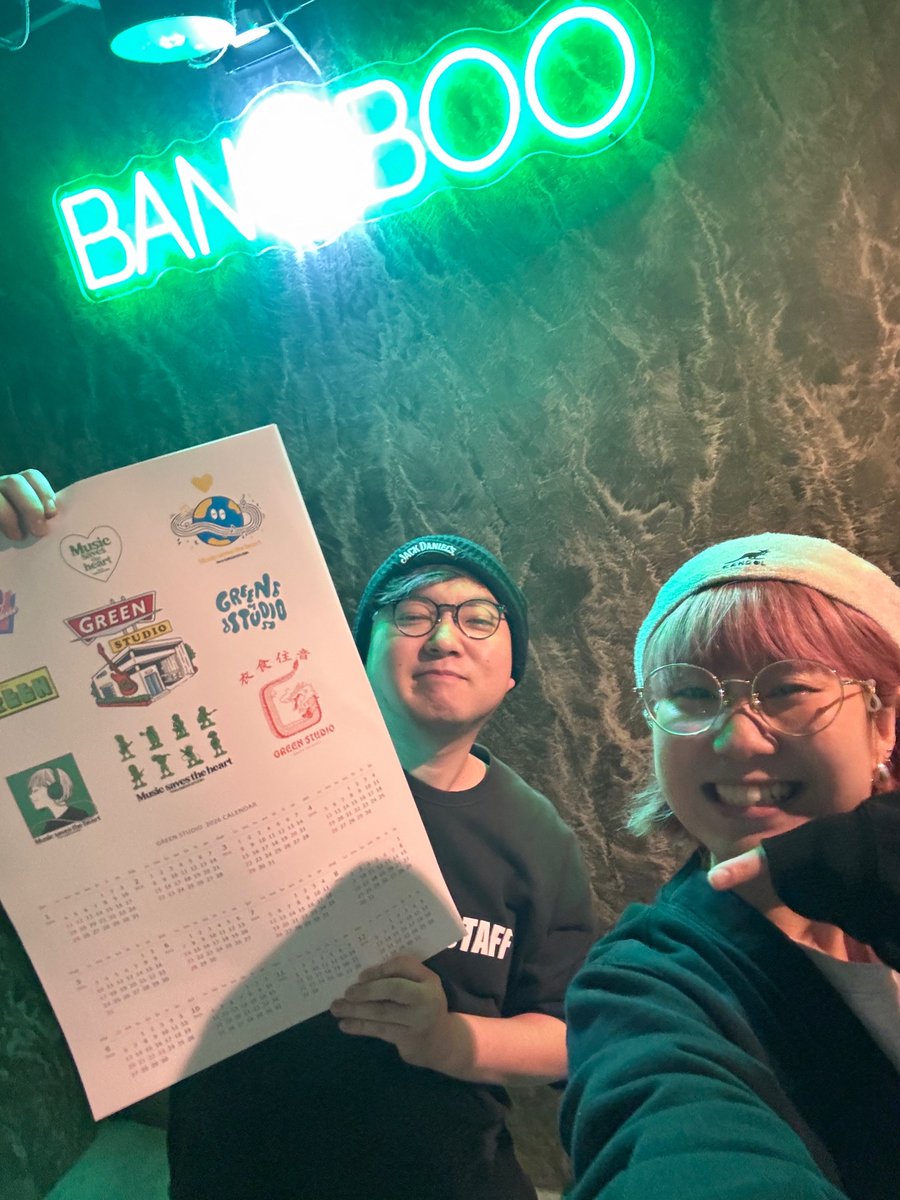 Greenmusicstd's tweet photo. 📆GREEN2026カレンダー配り隊🚴
梅田のライブハウスBANGBOOさん🎸
受け取っていただきありがとうございます!
地下のネオンライトとバーカンがお洒落すぎておもわず一杯飲んでしまいそうでした🍺!
#BANGBOO #GREENSTUDIO #グリースタジオ https://t.co/wK4H7FaTXg